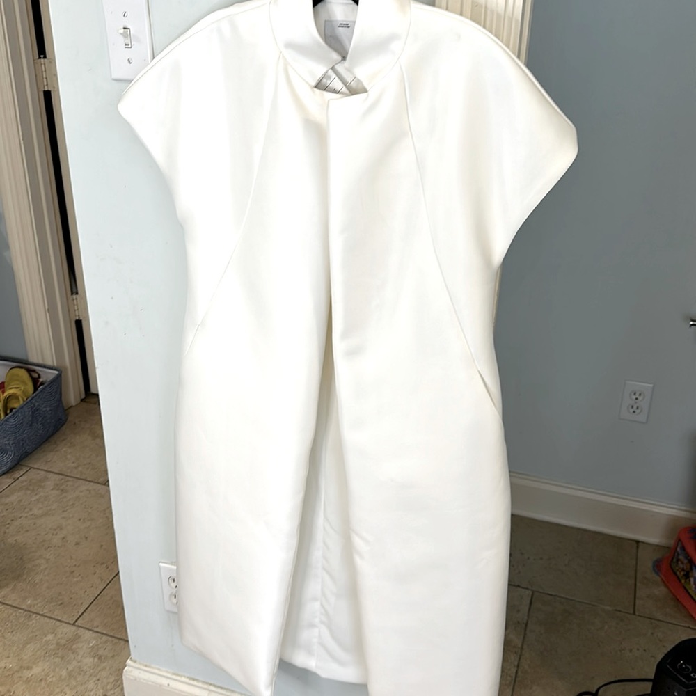 Gorgeous white jacket with magnet closure